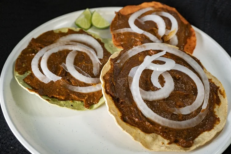 Tostada con mole